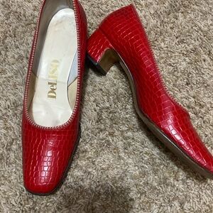 Good condition great detail size 9 Dellso